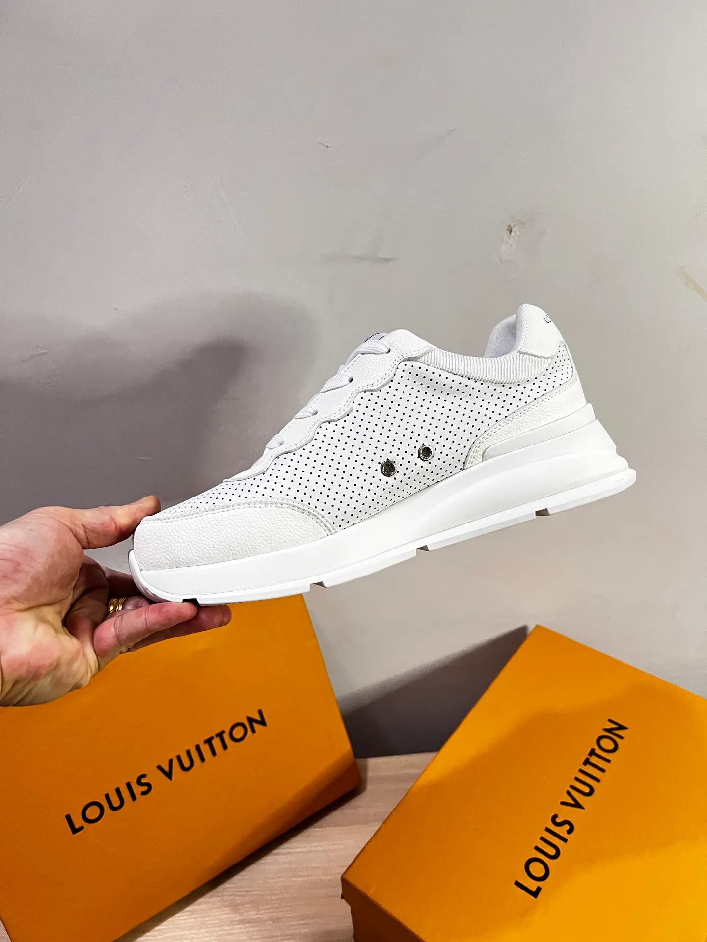 Factory price: 438💰LV men's classic casual sneakers. This sneaker is made of soft cow leather and has a classic logo. The classic logo shapes the elegant upper. The thick yet lightweight rubber outsole is embossed with the Louis Vuitton logo. The padded insole and technical lining once again upgrade the comfort experience. The calfskin lining imported from Italy is high-end and comfortable, and the original outsole is light and wear-resistant! Purely handmade, details determine quality! Size: 38-45, customized 45